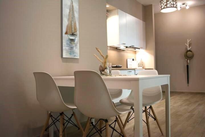 Chic And Minimal Apartment Close To Thissio Metro เอเธนส์ ภายนอก รูปภาพ